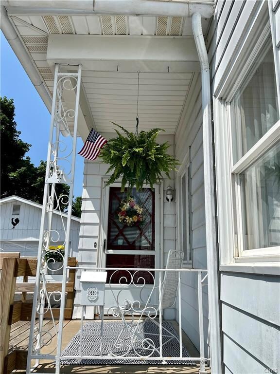 Covered side porch too!