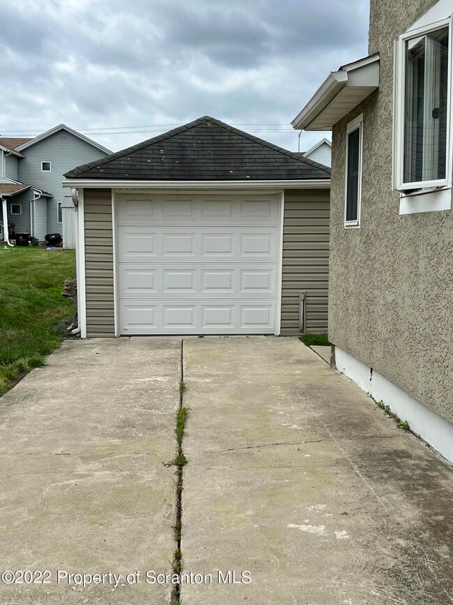 946 Throop St, Dunmore, PA 18512 - photo 4