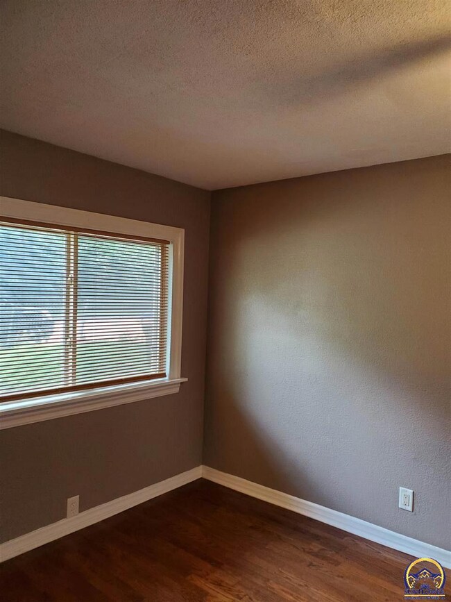 720 SE 26th St, Topeka, KS 66605 - photo 6