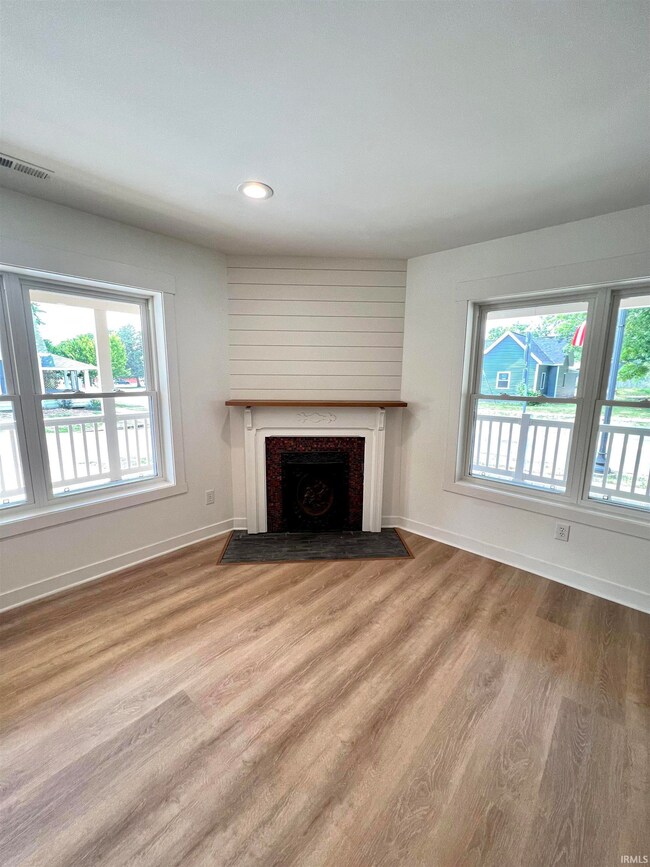 220 10th St, Covington, IN 47932 - photo 4