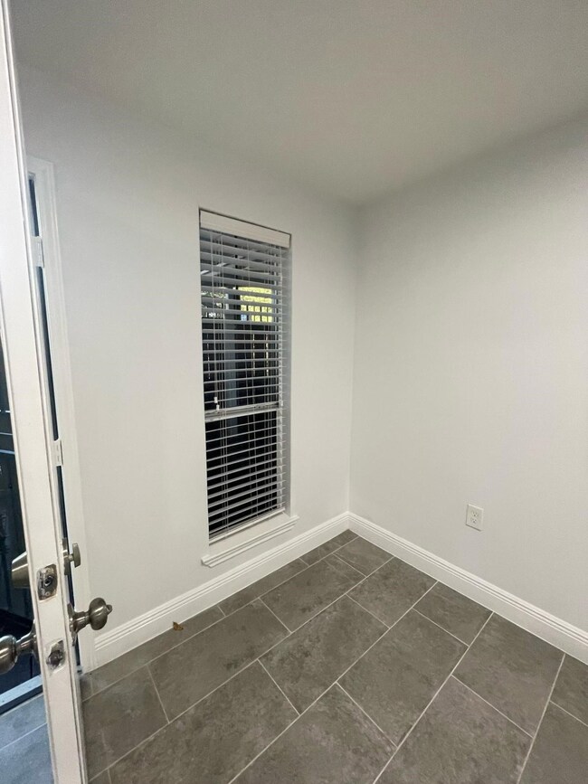 7410 Ilex St unit C, Houston, TX 77012 - photo 5