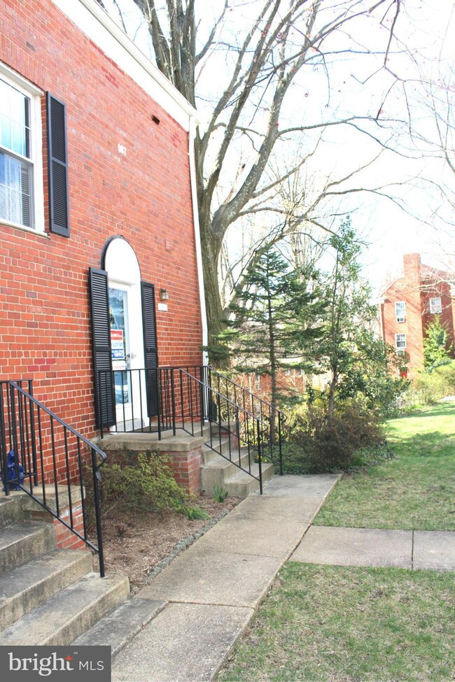 1612 Mount Eagle Place, Alexandria, VA 22302 - photo 2