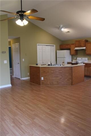 Nice open floor plan with vaulted ceilings & laminate flooring throughout the living areas...