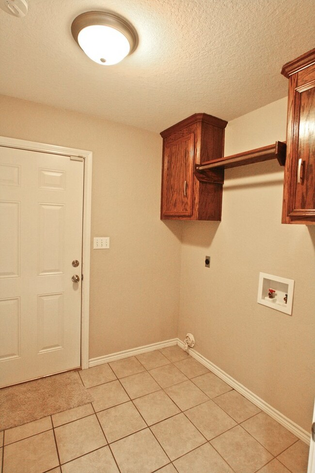 2321 Hedgerose Ln, Bay City, TX 77414 - photo 5