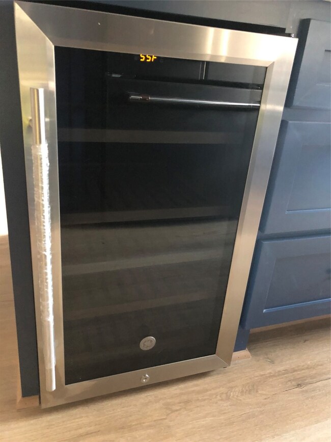 Beverage/wine refrigerator