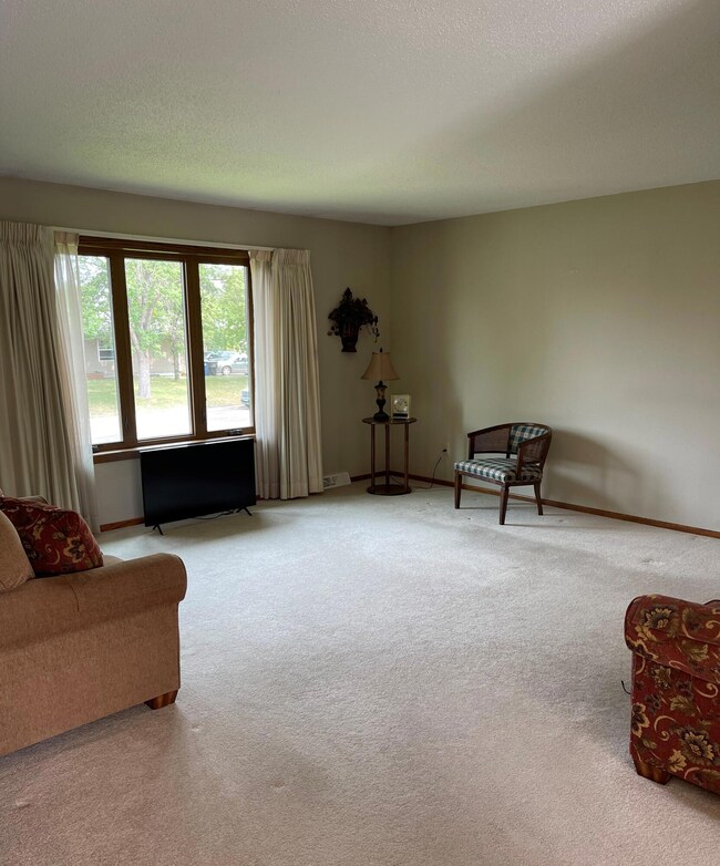 LIVING ROOM<|><|>