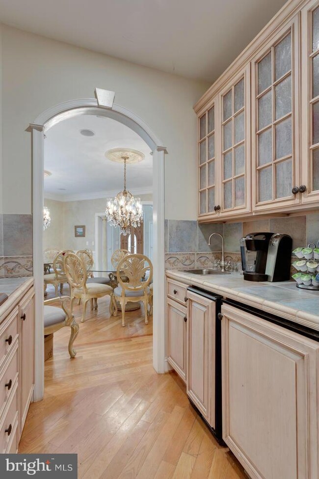 4551 Forest Dr, Fairfax, VA 22030 - photo 4