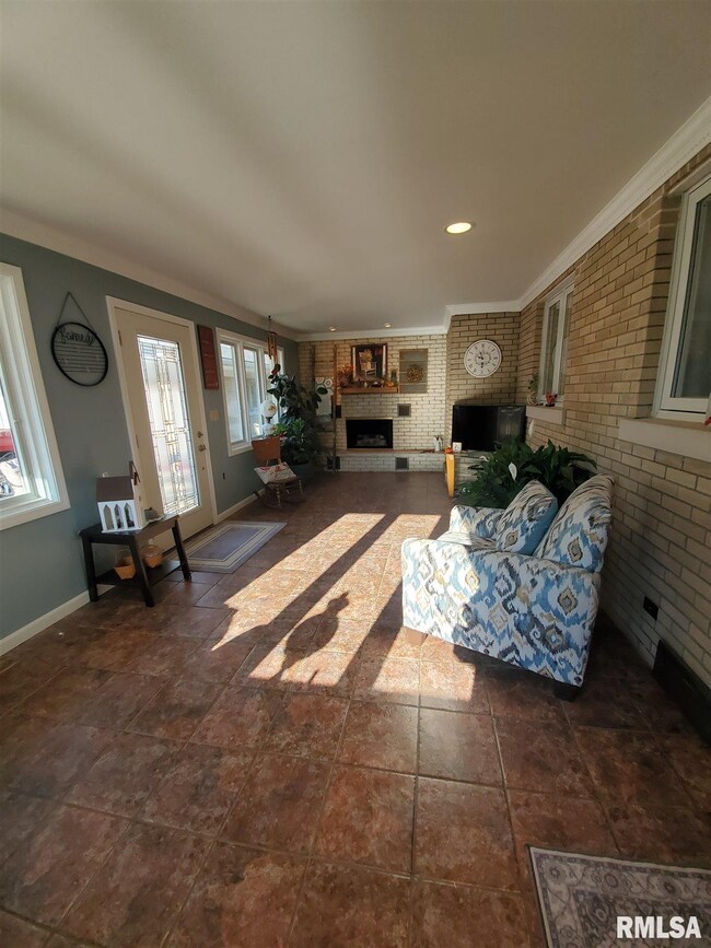 340 E Illini St, Virginia, IL 62691 - photo 4