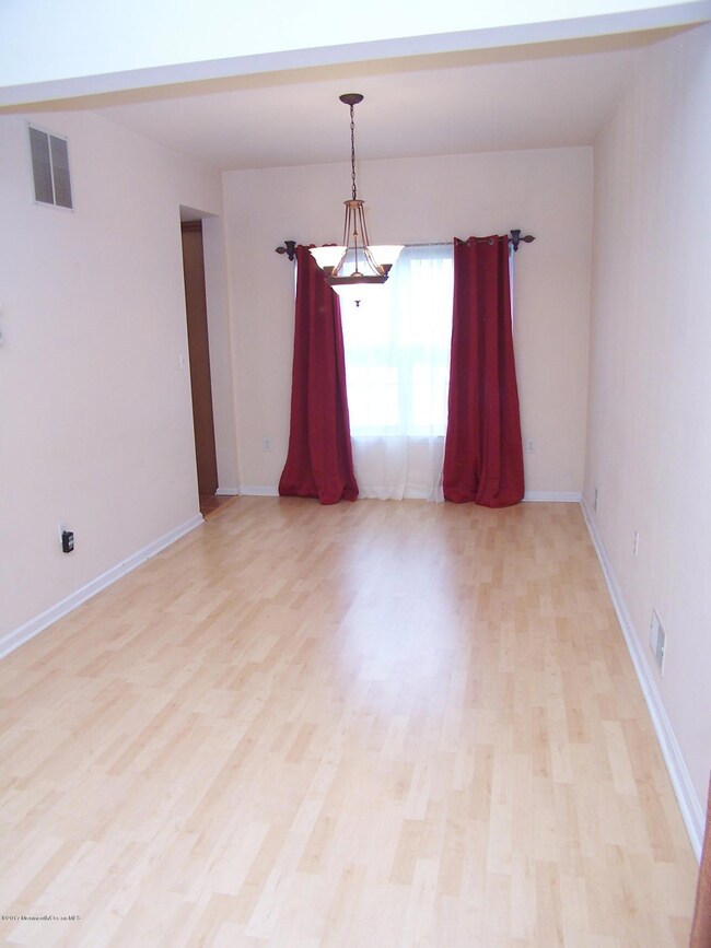 135 Normandy Ct, Matawan, NJ 07747 - photo 4