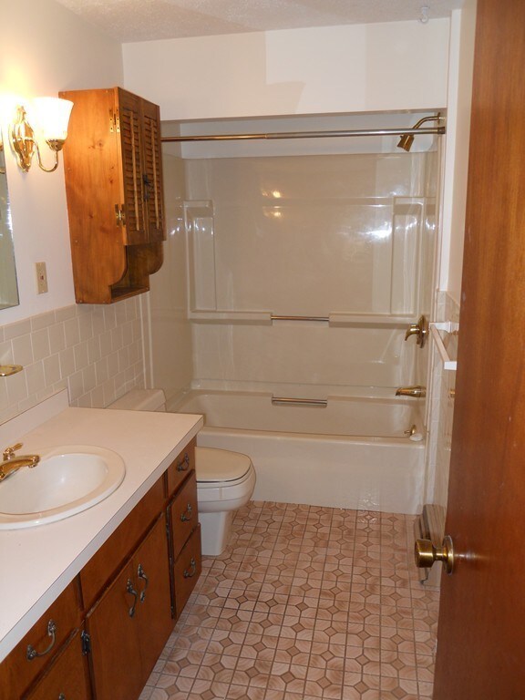 21 Bumble Bee Cir unit 21, Shrewsbury, MA 01545 - photo 7