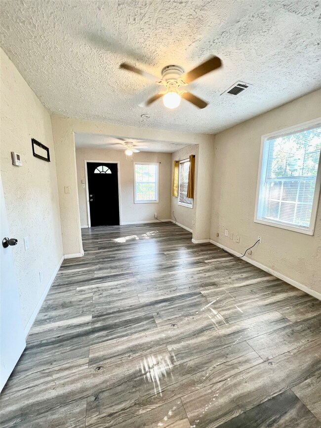 7209 Weyburn St, Houston, TX 77028 - photo 3