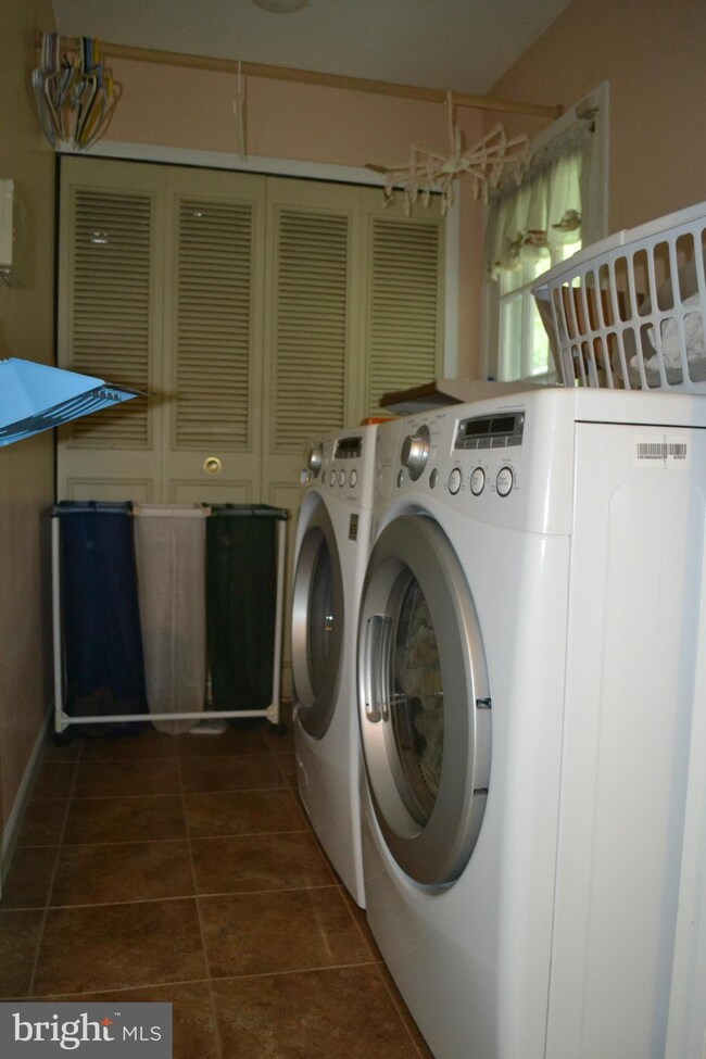 12907 Point Pleasant Dr, Fairfax, VA 22033 - photo 6