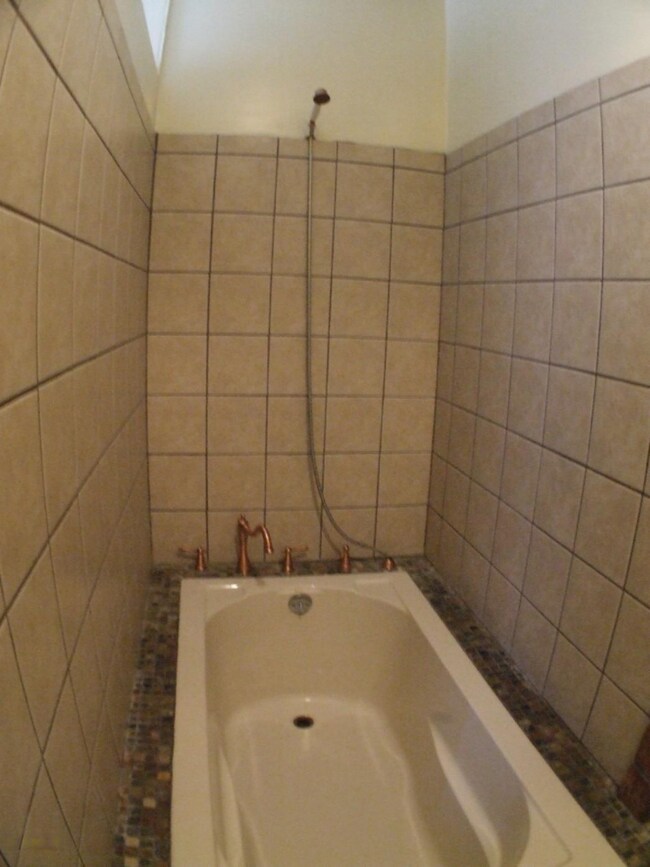 Lower bath tub