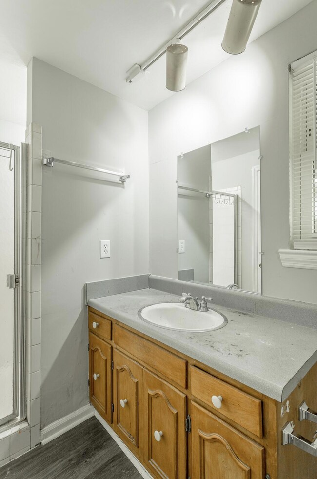 1 bed - bathroom