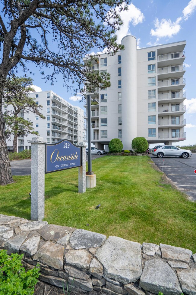 219 E Grand 5C -3
