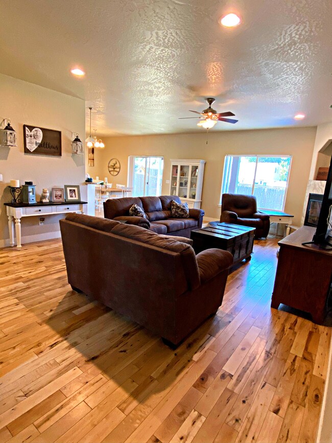 3131 Bursell Rd, Central Point, OR 97502 - photo 3