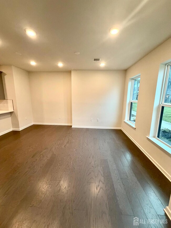 808 Sadie Cir, New Brunswick, NJ 08901 - photo 4