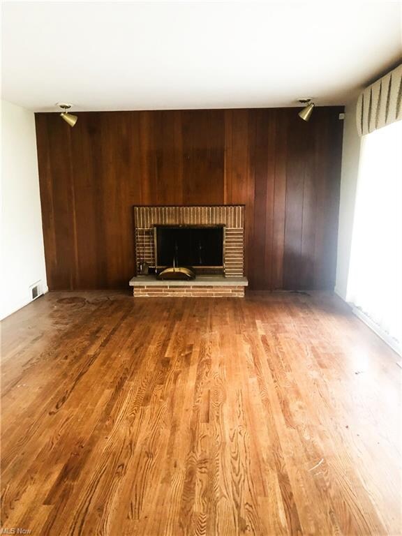 Entertainment Yet Formal Living Room 22x14! Hardwo