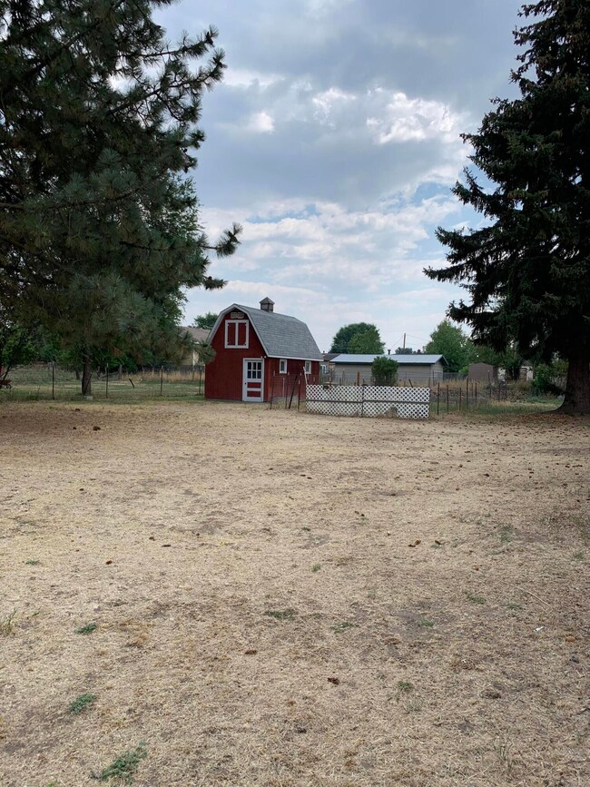 3828 Clinton Ave, Klamath Falls, OR 97603 - photo 2