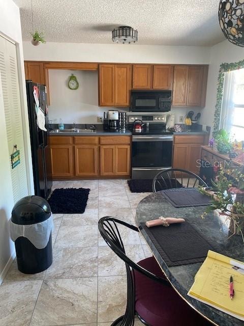 KITCHE AND DINETTE AREA