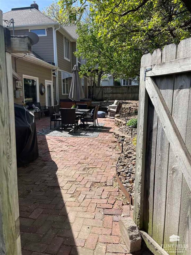 503 W 8th St, Concordia, KS 66901 - photo 5