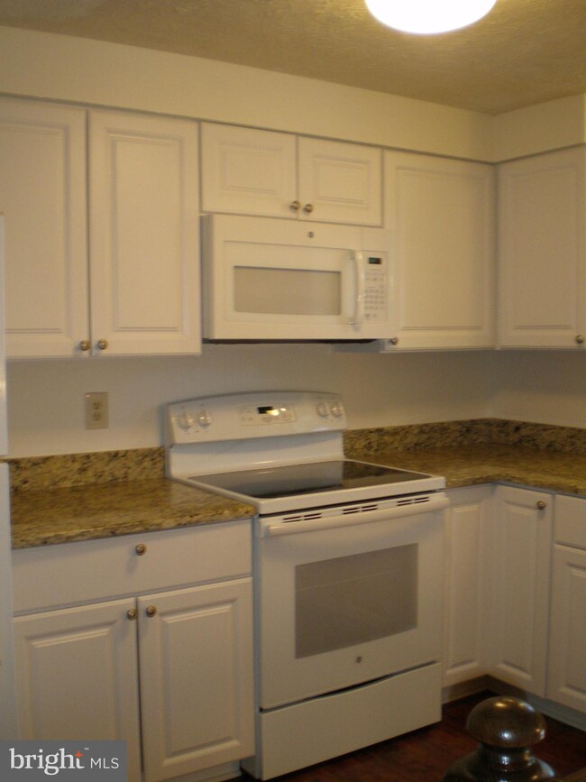 1681 Fieldthorn Dr, Reston, VA 20194 - photo 2