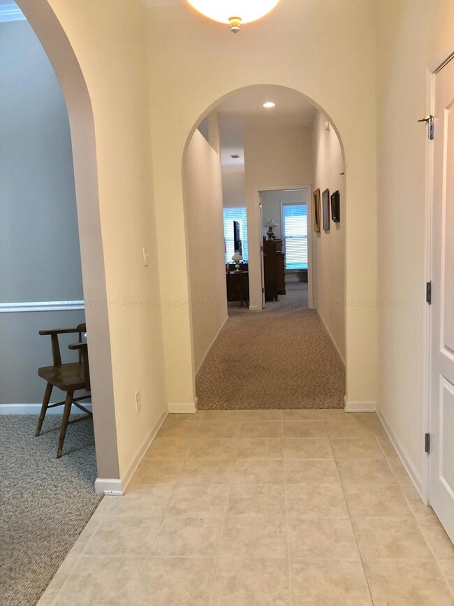 Entrace - Hm has 9' ceilings