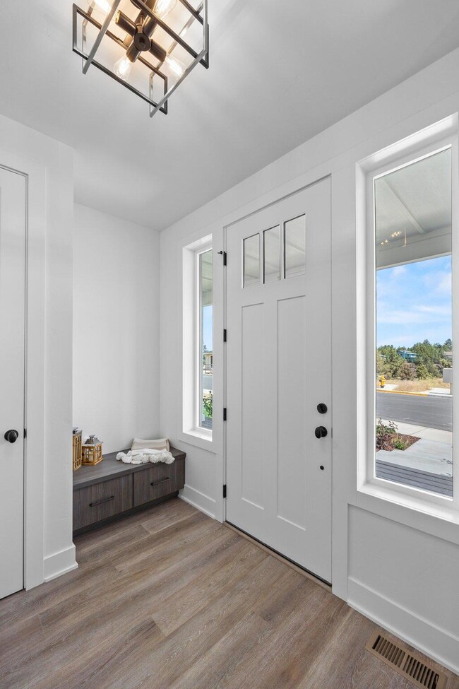 659 NW 13th St, Redmond, OR 97756 - photo 7