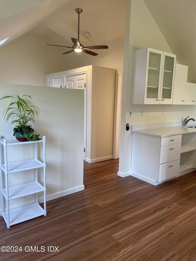 15 Locust Rd unit 2nd Floor, Greenwich, CT 06831 - photo 7