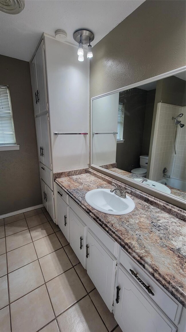 2100 Granbury St unit 2102, Cleburne, TX 76033 - photo 5