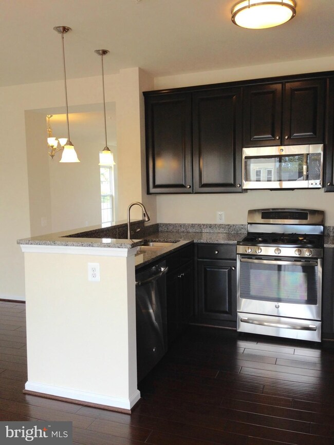 43516 Stonecliff Terrace unit ., Chantilly, VA 20152 - photo 4