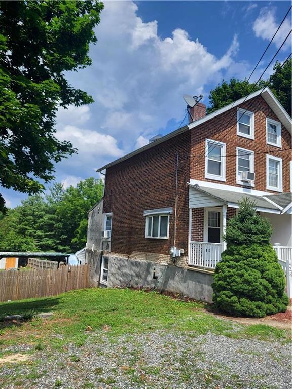 425 Franklin St, Alburtis, PA 18011 - photo 2