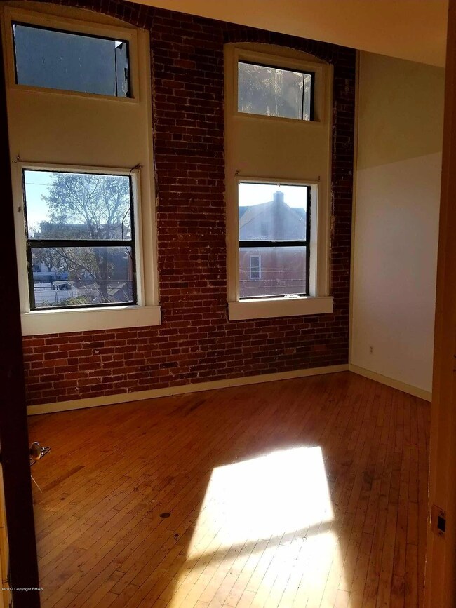 633 Mckinley St unit 204, Hazleton, PA 18201 - photo 6