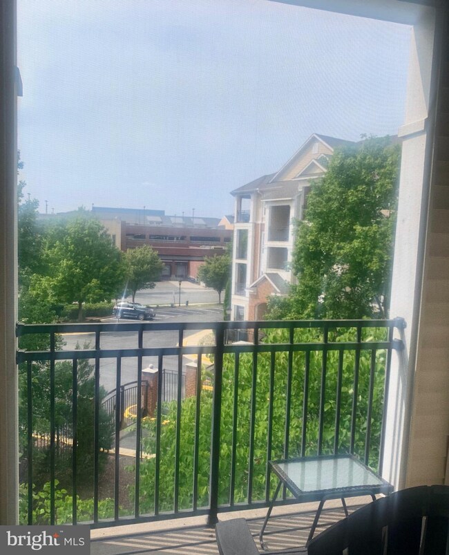 12905 Centre Park Cir unit 301, Herndon, VA 20171 - photo 2