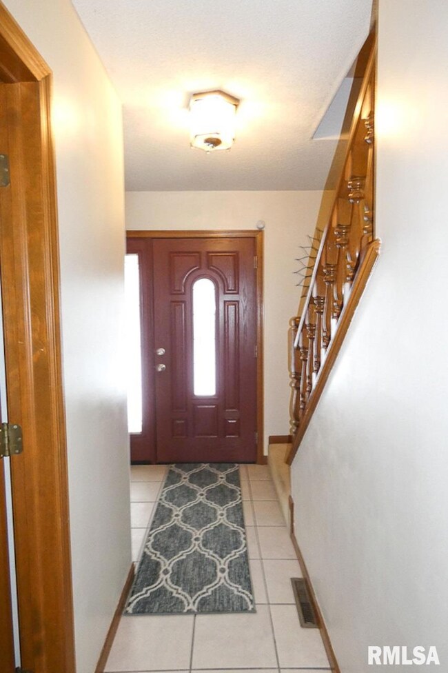 435 Longbow Dr, Peoria, IL 61604 - photo 2