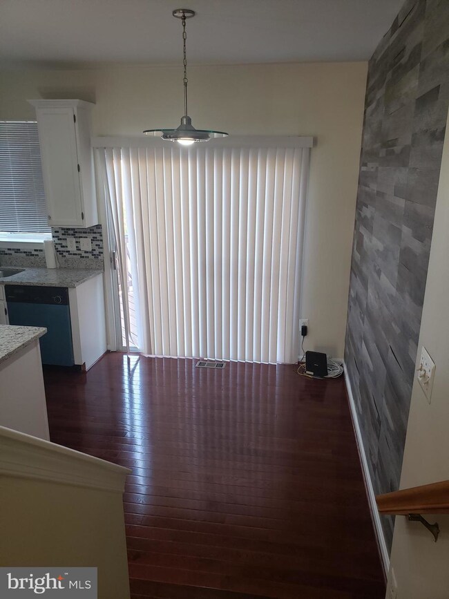 2390 Woodland Pond Ln, Herndon, VA 20171 - photo 6