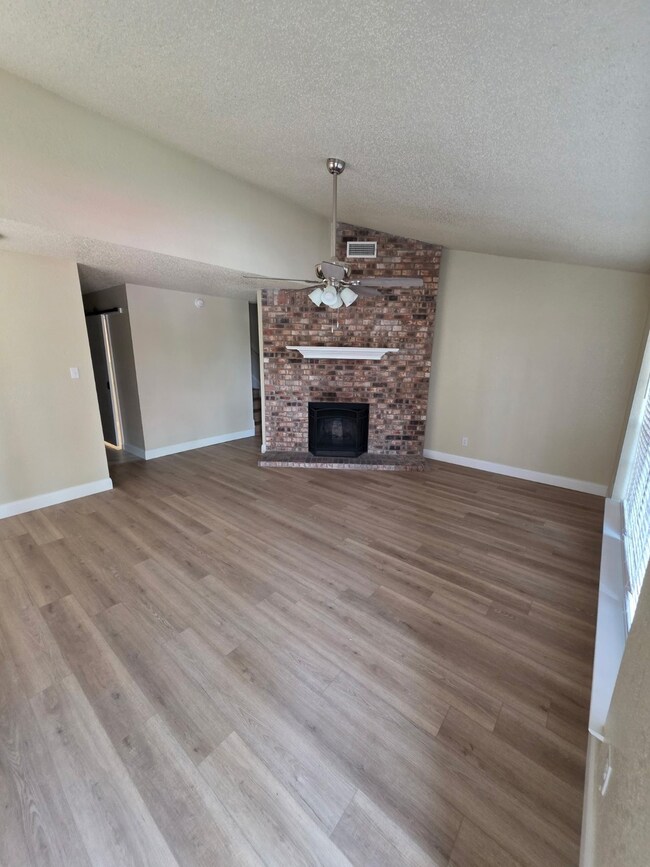 404 Central Park Dr, Arlington, TX 76014 - photo 2