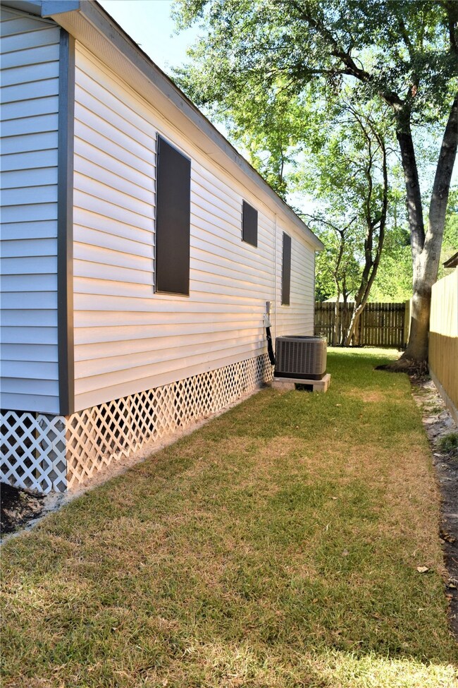 3419 Caplin St, Houston, TX 77026 - photo 3