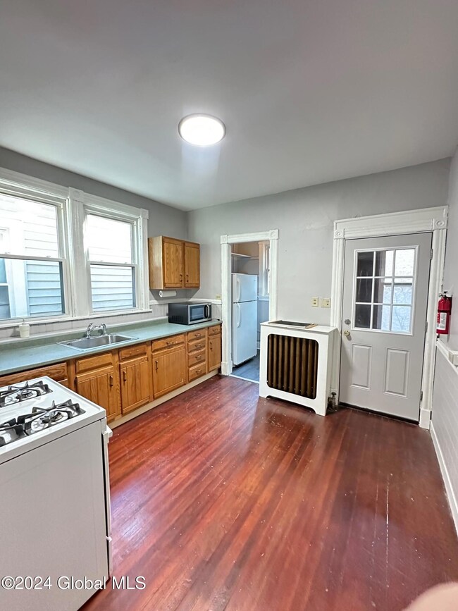 830 Madison Ave unit 2, Albany, NY 12208 - photo 4