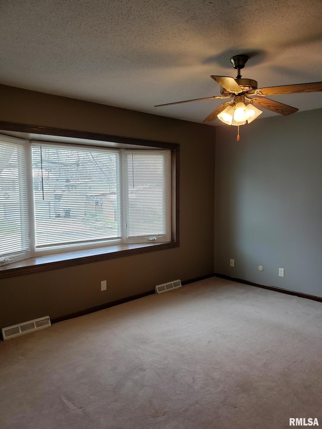 4811 Candlelight Dr, Davenport, IA 52806 - photo 2