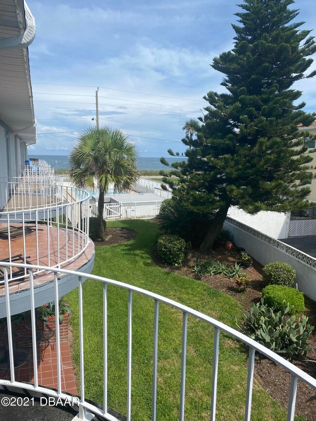 Balcony Ocean view with common grounds