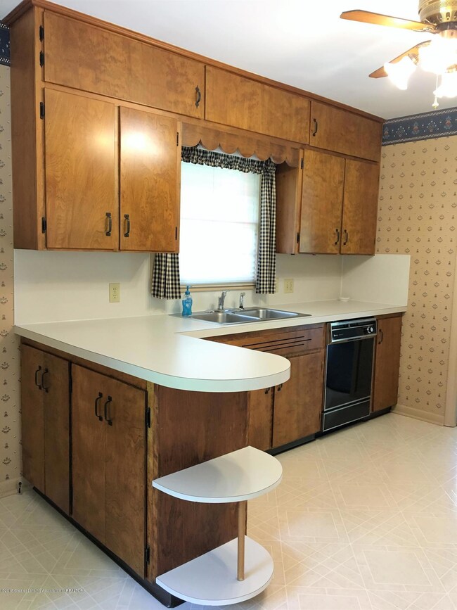 2400 Fairfax Rd, Lansing, MI 48910 - photo 6