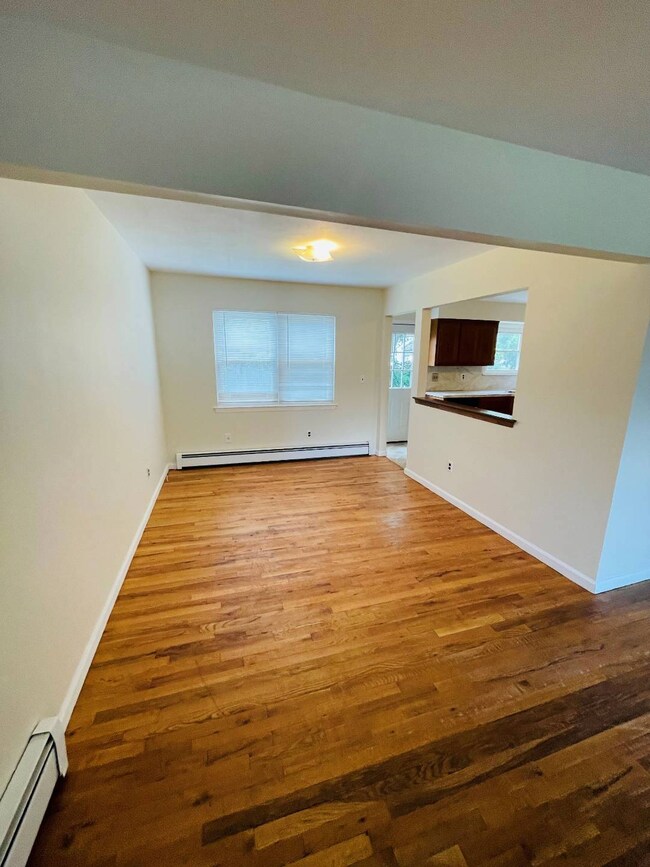 9 Conway Ct unit 1, Glen Cove, NY 11542 - photo 2