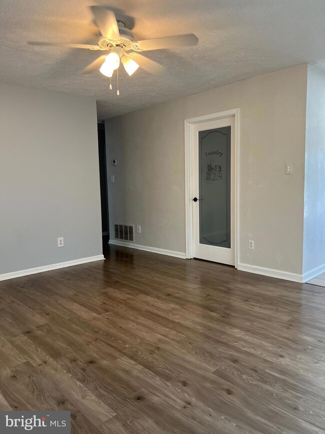 9712 Hagel Cir unit A, Lorton, VA 22079 - photo 3