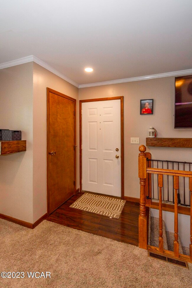 710 N Blackhoof St, Wapakoneta, OH 45895 - photo 4