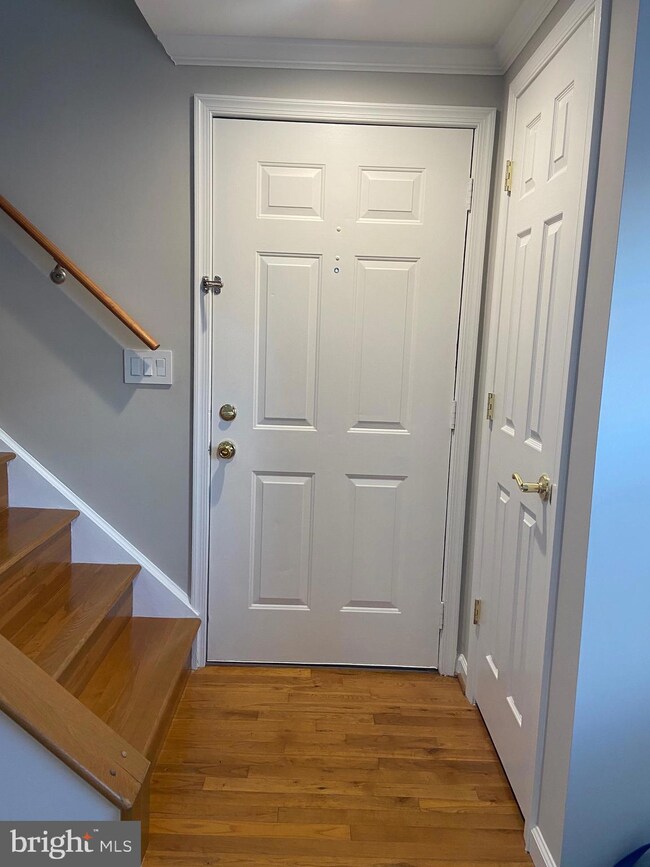 9518 Hagel Cir unit D, Lorton, VA 22079 - photo 3