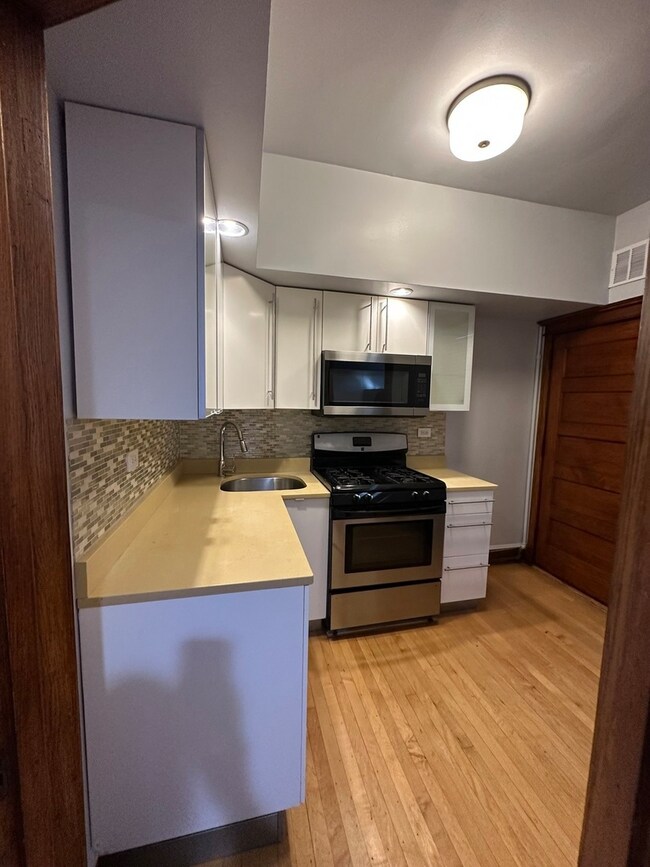 1949 W Grace St unit 2E, Chicago, IL 60613 - photo 2