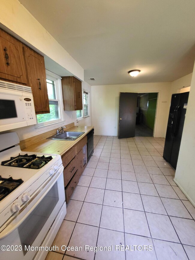 27 Passaic St, Middletown Township, NJ 07748 - photo 7