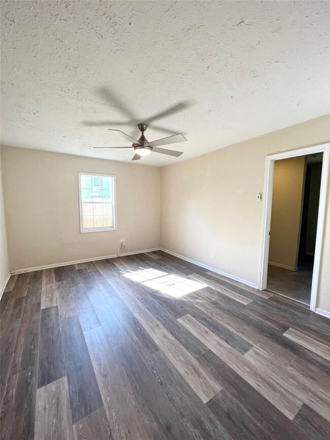 7209 Weyburn St, Houston, TX 77028 - photo 6