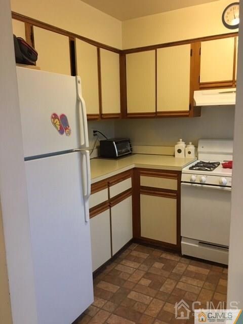 404 Samuel Ct unit 404, Dayton, NJ 08810 - photo 7